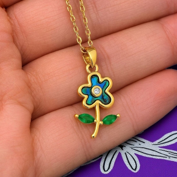 🆕️18K Gold Plated Dainty Flower Necklace 🌿 Abalone Shell 🌟 Sparkling Zirconia - Picture 3 of 11